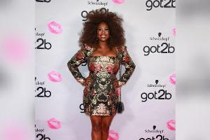 Motsi Mabuse genießt es sichtlich, wieder auf dem roten Teppich zu sein.