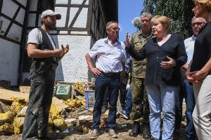 Angela Merkel mit Malu Dreyer (r.) in der Gemeinde Schuld.