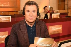 Auch "Tagesschau"-Sprecher Jens Riewa nahm die Anrufe der Spender entgegen.