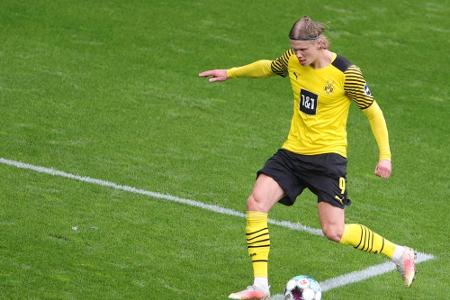 Haaland erfüllt Autogrammwunsch während des Spiels