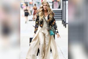 Sarah Jessica Parker beweist am Set erneut ihr Modebewusstsein.