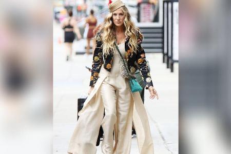 Sarah Jessica Parker beweist am Set erneut ihr Modebewusstsein.