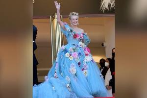 Schauspielerin Sharon Stone strahlt auf den Filmfestspielen in Cannes.