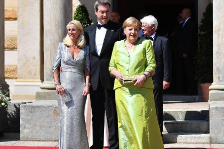 Angela Merkel (rechts) mit Markus Söder und seiner Ehefrau Karin vor dem Bayreuther Festspielhaus