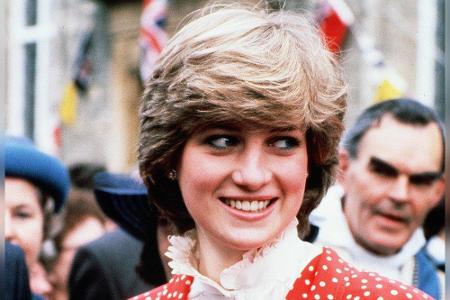 Dabei war 1981 noch wenig von der Stil-Ikone zu sehen, zu der Diana später wurde.