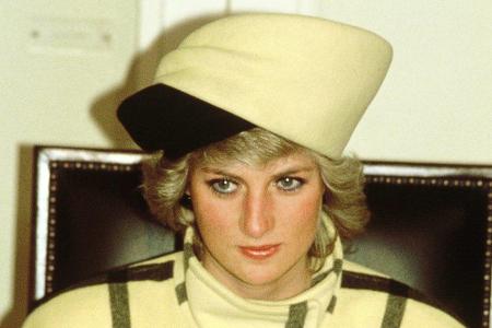 1987: Prinzessin Diana präsentiert sich im angesagten Outfit.