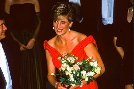Genau wie in den Designerkleidern, die Diana präsentierte, wie hier bei der Royal Gala 1990.