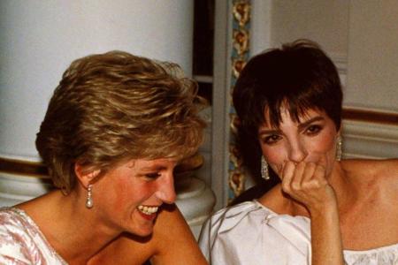 Ihr One-Shoulder-Kleid, das sie neben Liza Minnelli 1991 trug, wäre auch heute noch angesagt