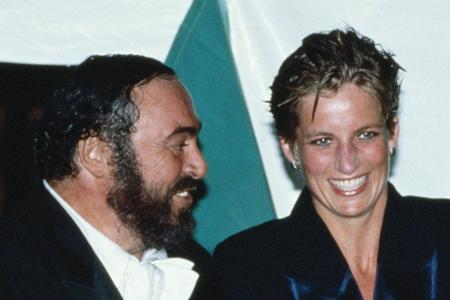 Auch frisurentechnisch ging sie 1991 ganz neue Wege. Mit kurzen Haaren traf sie auf Luciano Pavarotti.