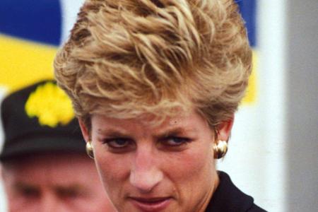 Ihre kurzen blonden Haare stylte sie weiter sehr unterschiedlich.