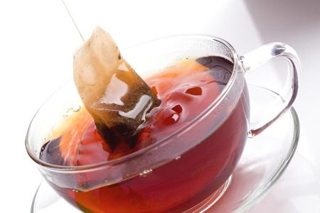 Schwarzer Tee gehört bei vielen auf den Frühstückstisch. Die benutzten Teebeutel sollten im Sommer allerdings keineswegs im ...