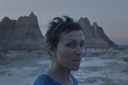 Binnen kurzer Zeit verliert Fern (Frances McDormand) sowohl ihren Job in der ausrangierten Bergbaustadt Empire im US-Bundess...