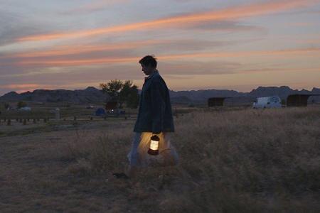 Also beschließt die resolute Fern, das meiste ihres Hab und Guts zu verkaufen, sich einen Kleinbus anzuschaffen und als mode...