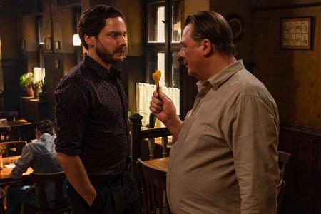 Bruno verwickelt Daniel in einen Small Talk. Er kennt nicht nur alle Filme des Schauspielers, er kennt sich auch erschrecken...