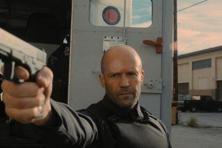 Der verschlossene Einzelgänger H (Jason Statham) nimmt einen Job bei einer Geldtransporter-Firma an, die jede Woche hunderte...