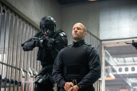 Gleich bei seinem ersten Einsatz wird der Geldtransport überfallen und zur Überraschung seiner Kollegen setzt H die Gangster...