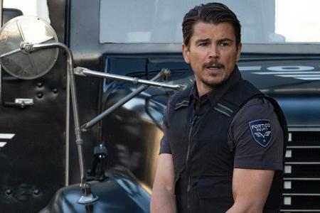 Doch die Absichten des schlagfertigen Mannes sind nicht zu durchschauen und kommen nur schrittweise ans Licht. Wer ist der g...