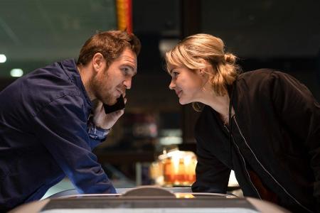 Doch als er sich in sein weibliches Spiegelbild Ghost (Luise Heyer) verliebt, befindet er sich auf einmal auf der anderen Se...