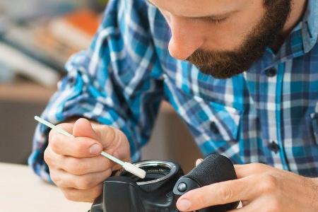 Bei der Reinigung der Kamera ist Gründlichkeit gefragt.