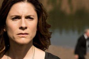 "In Wahrheit: Still ruht der See": In Judith Mohns (Christina Hecke) Heimatdorf wurde die Leiche eines Jugendlichen gefunden.