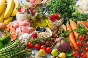 Bei der DASH-Diät kommt viel Obst und Gemüse auf den Teller.