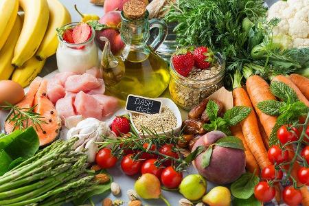 Bei der DASH-Diät kommt viel Obst und Gemüse auf den Teller.