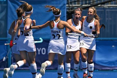 Hockey-Frauen schlagen Olympiasieger Großbritannien - Lorenz trägt Regenbogenbinde