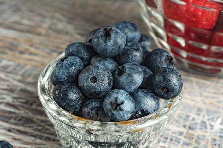 Eine gesunde Ernährung ist der Schlüssel zu toller Haut. Blaubeeren eignen sich besonders gut, weil sie reich an Vitamin C s...
