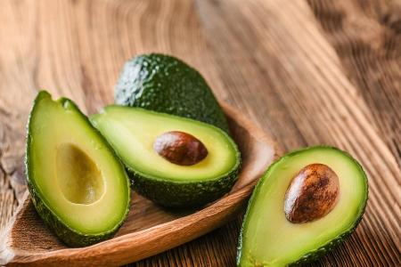 Auch Avocados stecken voller Antioxidantien und ungesättigten Fettsäuren, die unsere Haut strahlen lassen und ihr ein jugend...