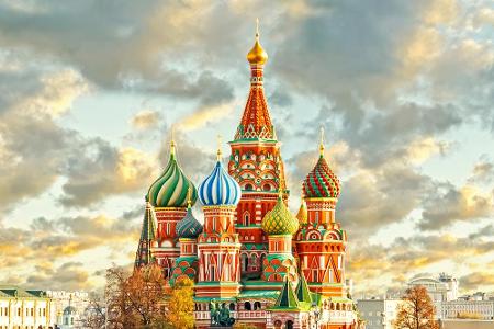 Die russisch-orthodoxe Basilius-Kathedrale aus dem 16. Jahrhundert am Roten Platz in Moskau zählt zu den architektonischen H...