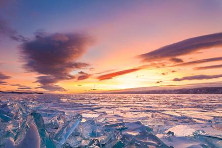 Im Sommer wie im Winter strömen viele Touristen hier her. Im Sommer säumen die Menschen die Ufer des Sees, die ganz Mutigen ...