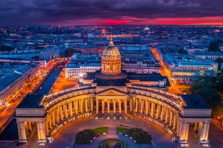 Neben Moskau ist St. Petersburg die zweitgrößte Stadt des Landes. Die historische Innenstadt zählt aufgrund zahlloser Paläst...