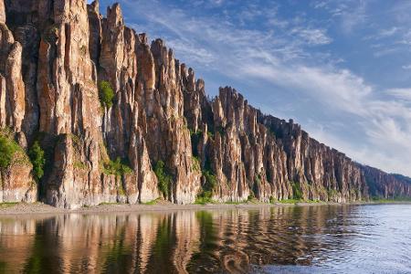 Zurück in die raue Natur Sibiriens. Die nach dem berühmten Fluss benannten Lenafelsen sind bis zu 300 Meter hohe Säulen aus ...
