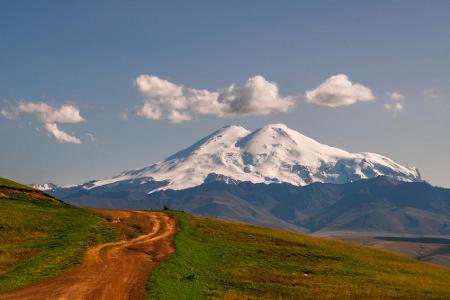 Die Nationalspieler wollen bei der WM hoch hinaus. Wer als ambitionierter Kletterer denselben Plan hat, ist am Elbrus am bes...