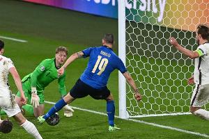 Italien stillt die brennende Sehnsucht - England am Boden