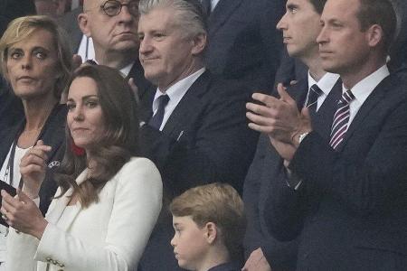Herzogin Kate, Prinz George und Prinz William (r.) mit versteinerter Miene auf der Tribüne des Wembley-Stadiums beim Finalsp...