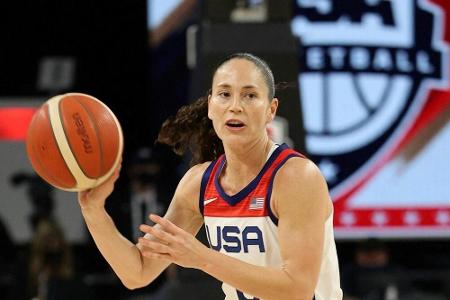 Bird und Alvarez tragen die US-Fahne