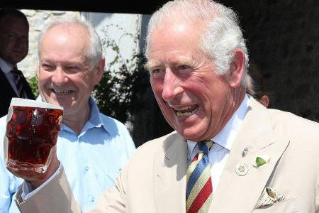 Prinz Charles mit seinem Bier in Iddesleigh