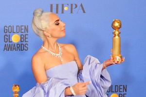 Lady Gaga mit ihrem Golden Globe im Jahre 2019.