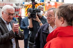 Frank-Walter Steinmeier (l.) und Armin Laschet (M.) im Gespräch mit Rettungskräften.