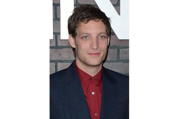 Diese Gesichtszüge kommen uns doch irgendwie bekannt vor! Kein Wunder, der 30-jährige James hat einen ziemlich berühmten Pap...