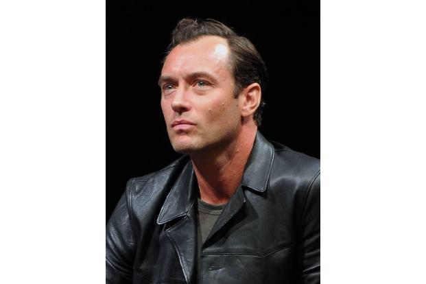 ...sein Papa Jude Law sicher mächtig stolz auf ihn. Und mal ehrlich? Wir hätten auch nichts dagegen gehabt, Jude einmal auf ...