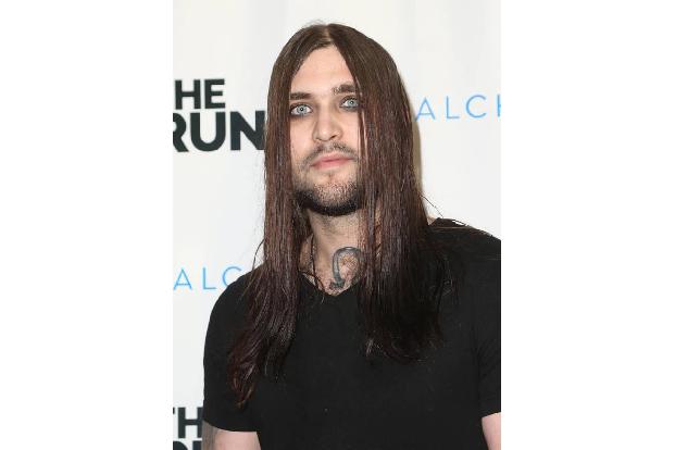 ...könnte der Vater dieses Herren sein? Stechend-helle Augen, eine Extraportion Lidschatten und lange, gescheitelte Matte - ...