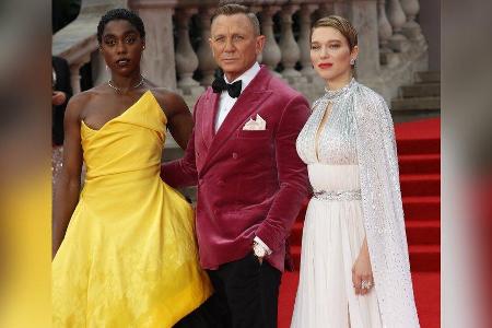 Daniel Craig (M.) auf dem roten Teppich neben seinen Co-Stars Lashana Lynch (l.) und Léa Seydoux.
