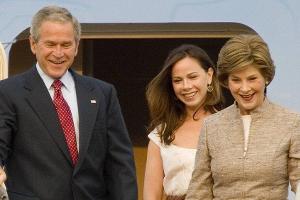 George W. Bush 2008 mit Tochter Barbara (M.) und Ehefrau Laura (r.).