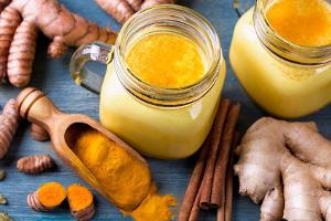 Kurkuma, Pfeffer und Ingwer sind Hauptbestandteile der goldenen Milch