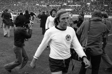 Ein Kapitel schlägt Netzer aber eher mit gemischten Gefühlen auf. Er ist zwar ein fester Bestandteil der legendären EM-Elf v...