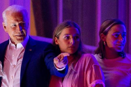 Joe Biden am Independence Day mit seinen Enkelinnen Naomi (r.) und Finnegan (M.).