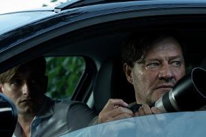 "Im Netz der Camorra" : Die Polizisten Silvio Bernatti (l.) und Adrin Erlacher beobachten eine Zielperson.