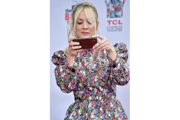 Kaley Cuoco trinkt zwar noch ab und zu Alkohol, aber keinen Sake mehr, wie sie kürzlich verriet. Eines Abends ging sie mit i...